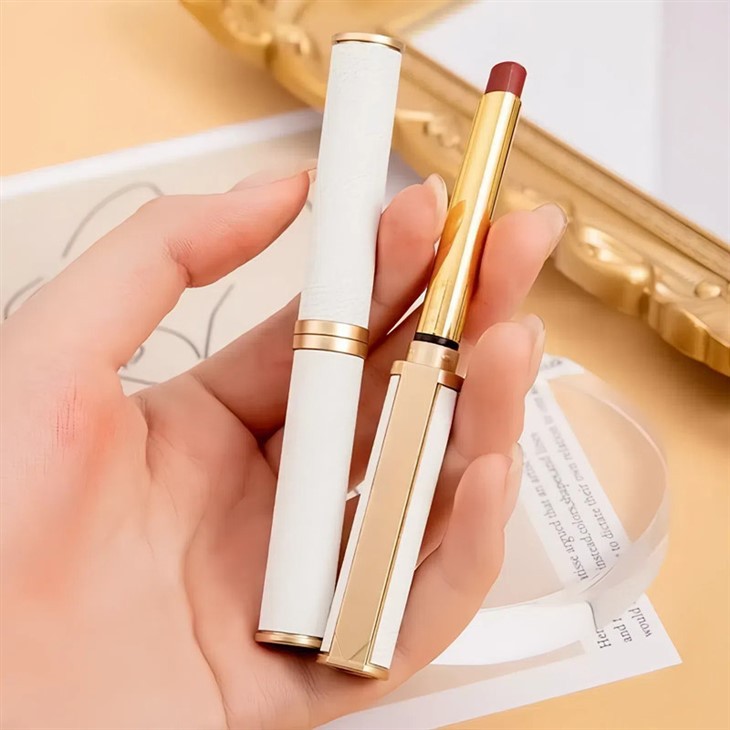 Small Tube Lipstick Is Matte And Moisturizing